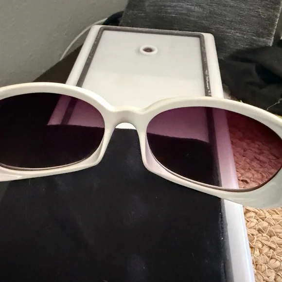 Coach White Sunglasses with Dark Lenses - Picture 4 of 4